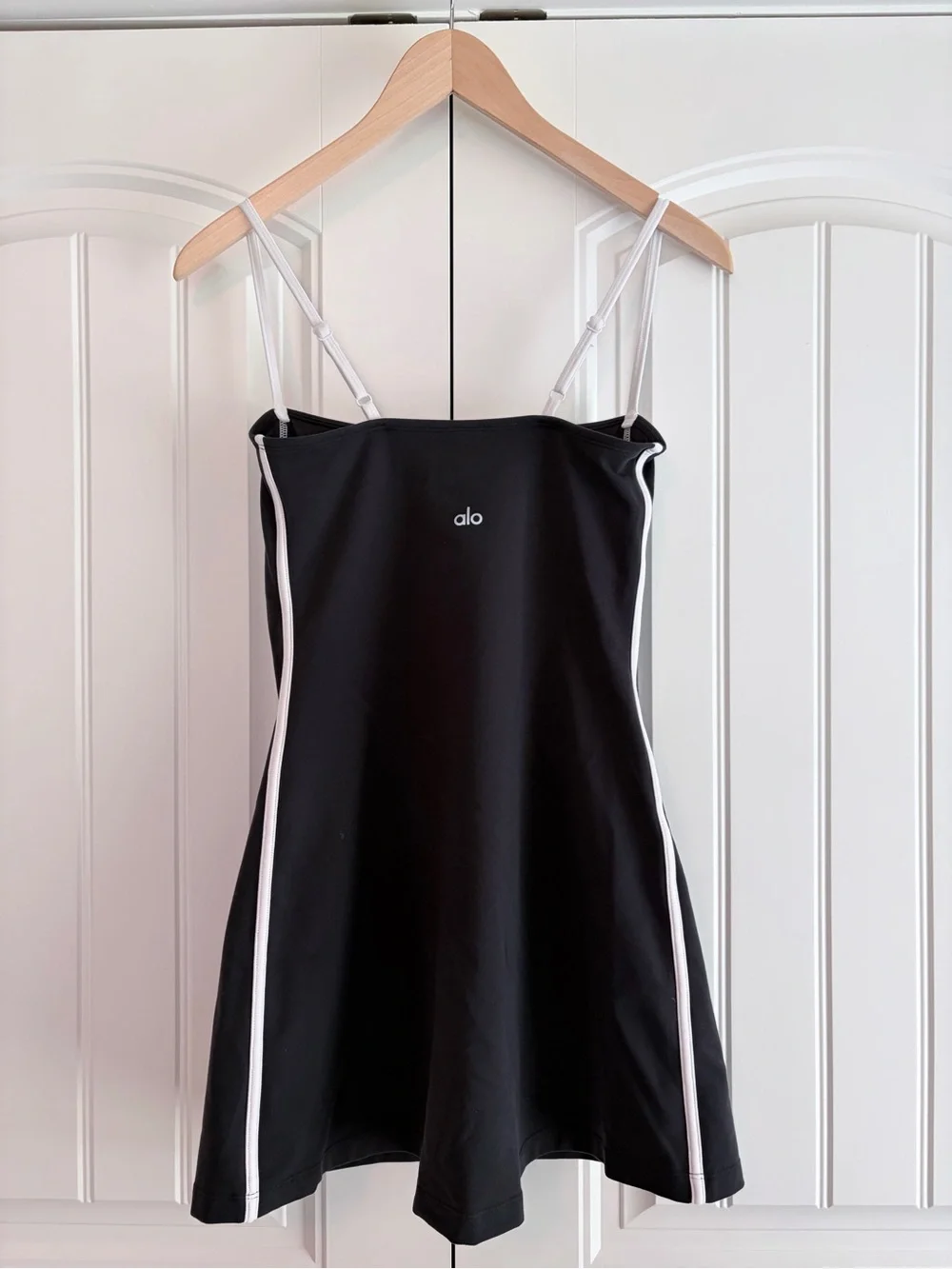 Alo Yoga Airbrush Streamlined Dress Black White Piping Women's Size M EUC